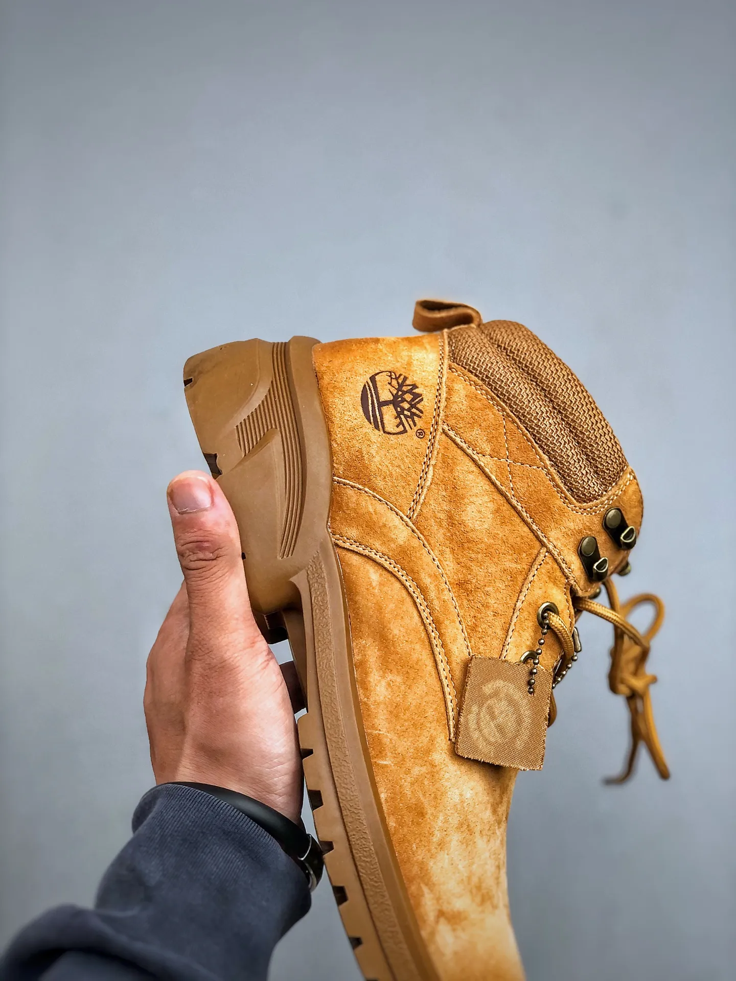 Local self-pickup 💰560 supports store release. New goods 🚀Timberland Timberland outdoor mid-top casual rhubarb boots series. Guangdong factory quality. Original box and original packaging. The fabric is made of Italian 🇮🇹 top-grade frosted fine-grained cowhide. It is paired with anti-odor and anti-corrosion genuine leather latex insoles to give you a perfect wearing experience. High-quality and durable. A must-have for sportsmen. Specially designed to handle handsomeness. High-quality and first-class foot feel. Size: 38-44 (leather shoe size)